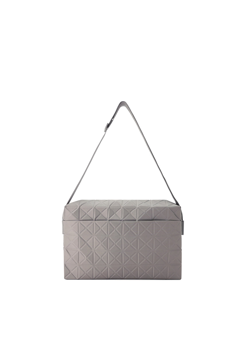 TRACK SHOULDER BAG | The official ISSEY MIYAKE ONLINE STORE 