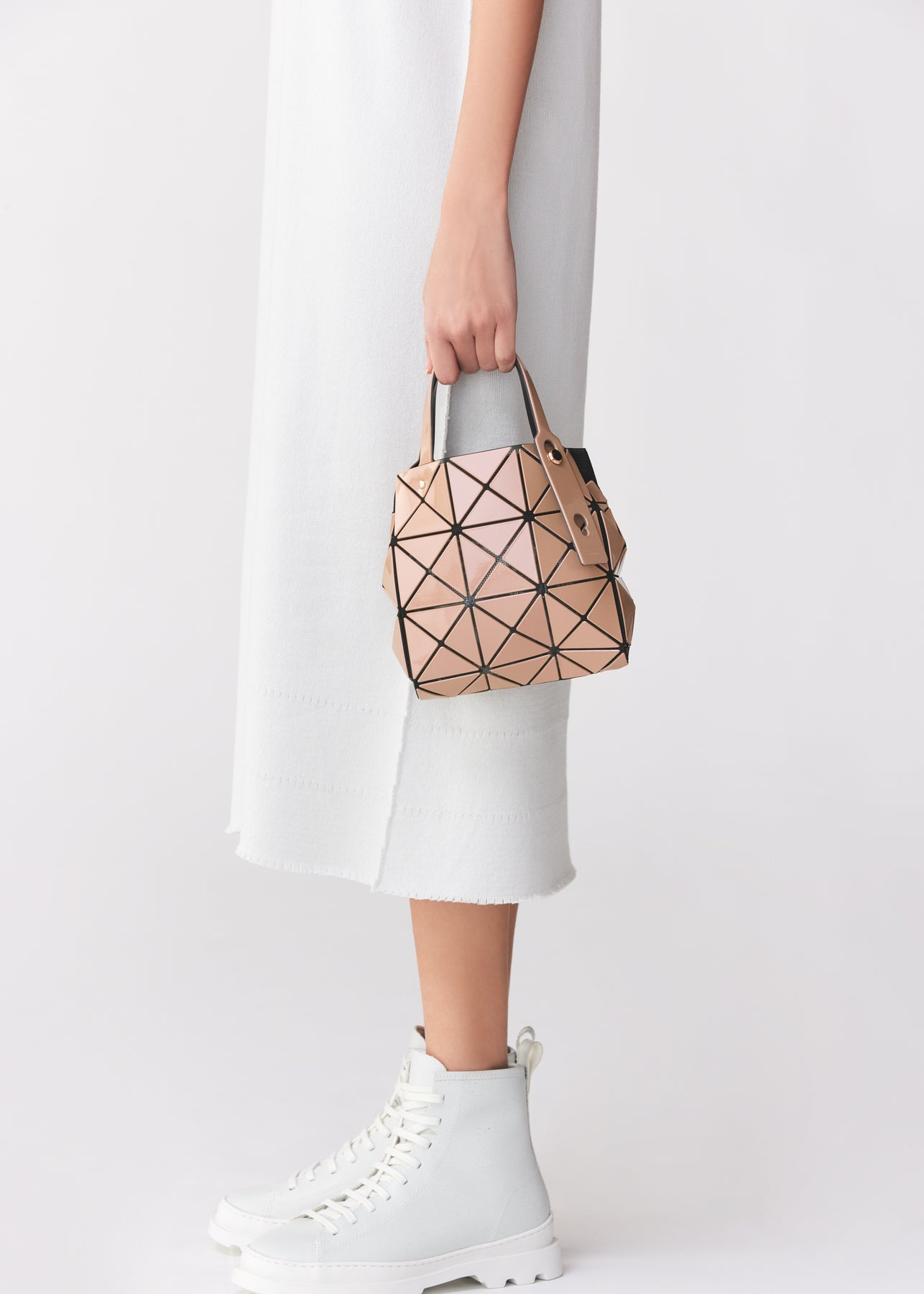 CARAT-2 HANDBAG | The official ISSEY MIYAKE ONLINE STORE | ISSEY 