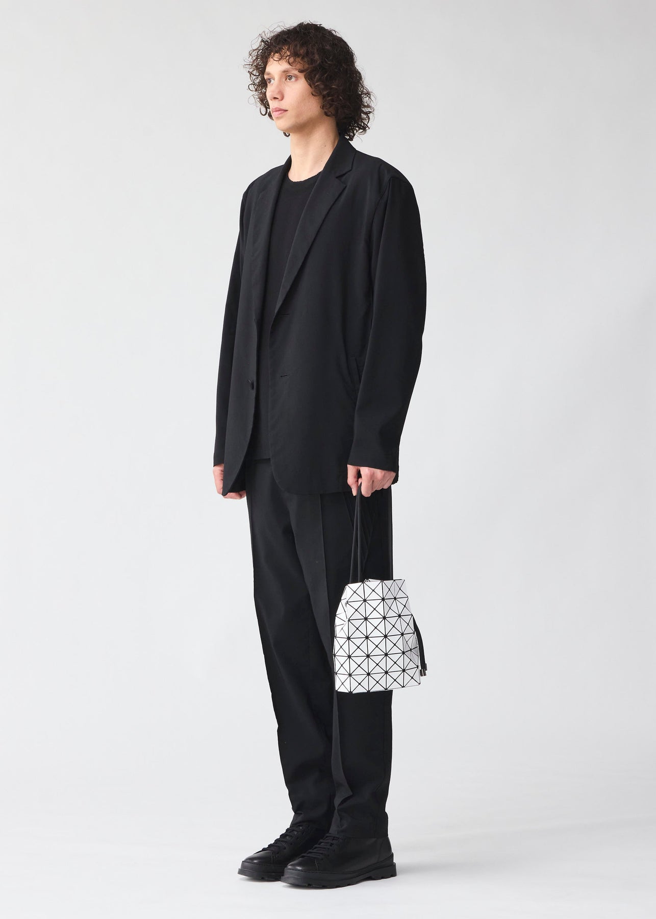 WRING SHOULDER BAG | The official ISSEY MIYAKE ONLINE STORE 