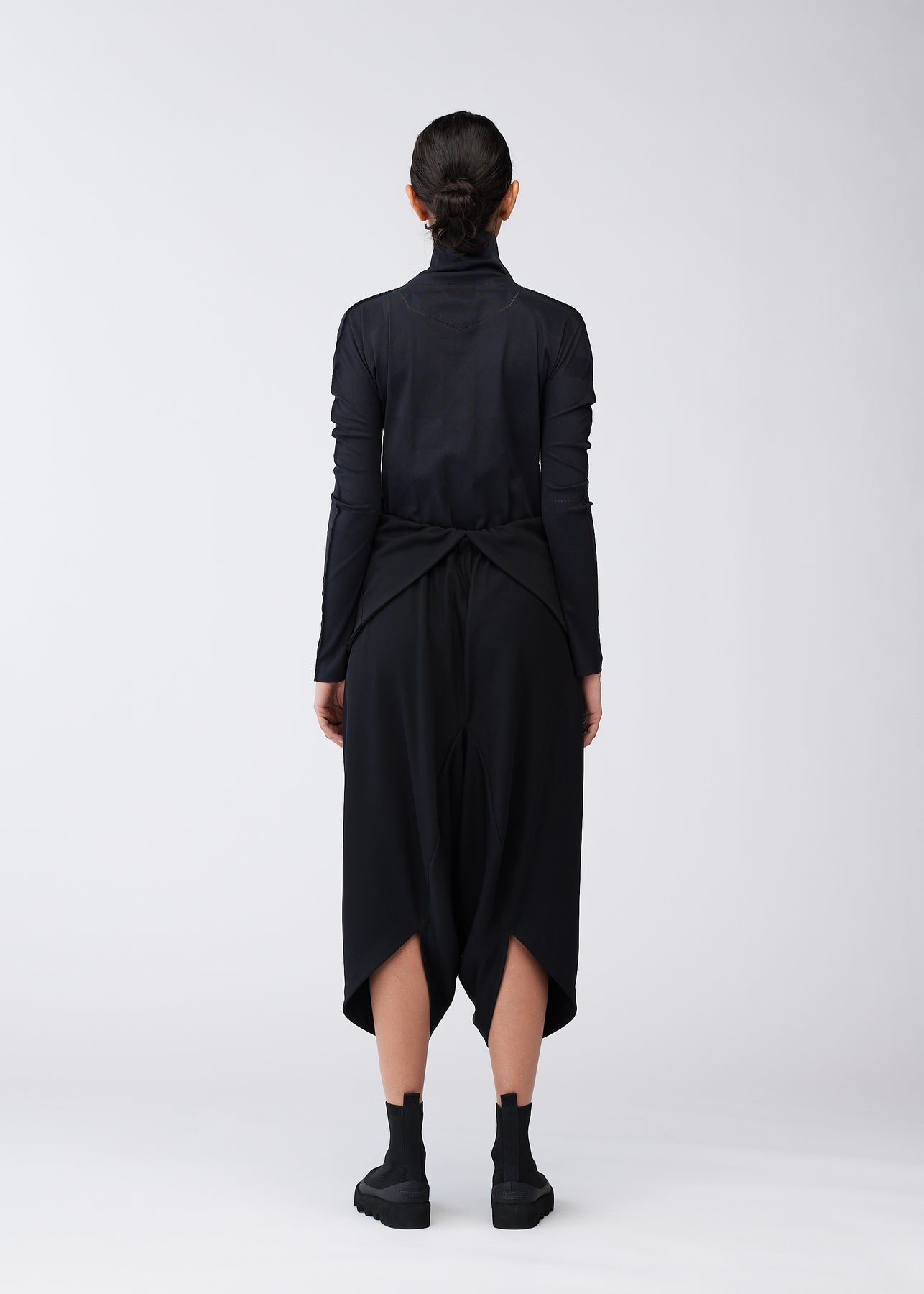 132 5. PANTS | The official ISSEY MIYAKE ONLINE STORE | ISSEY 