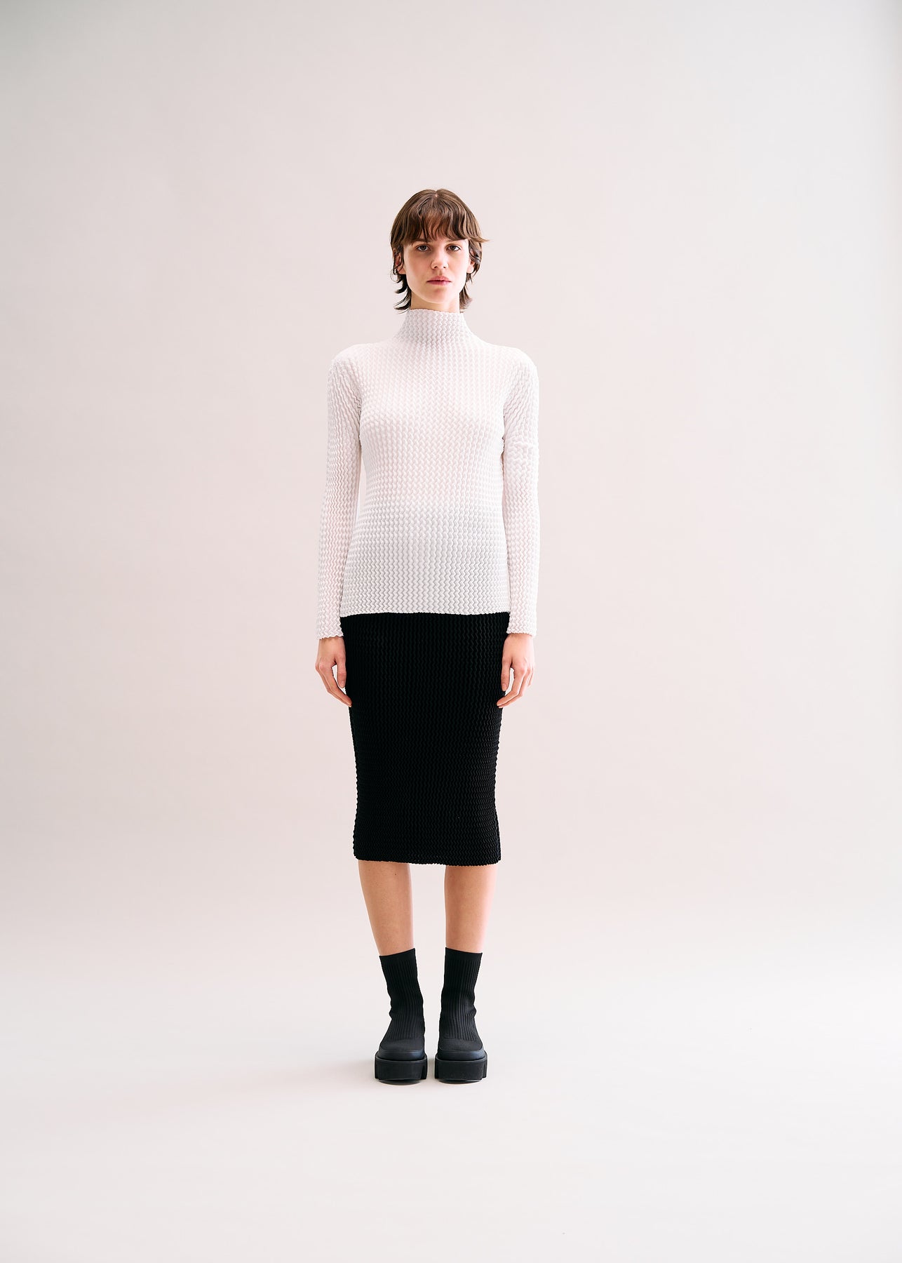 SPONGY BK/WT-38 TOP | The official ISSEY MIYAKE ONLINE STORE ...