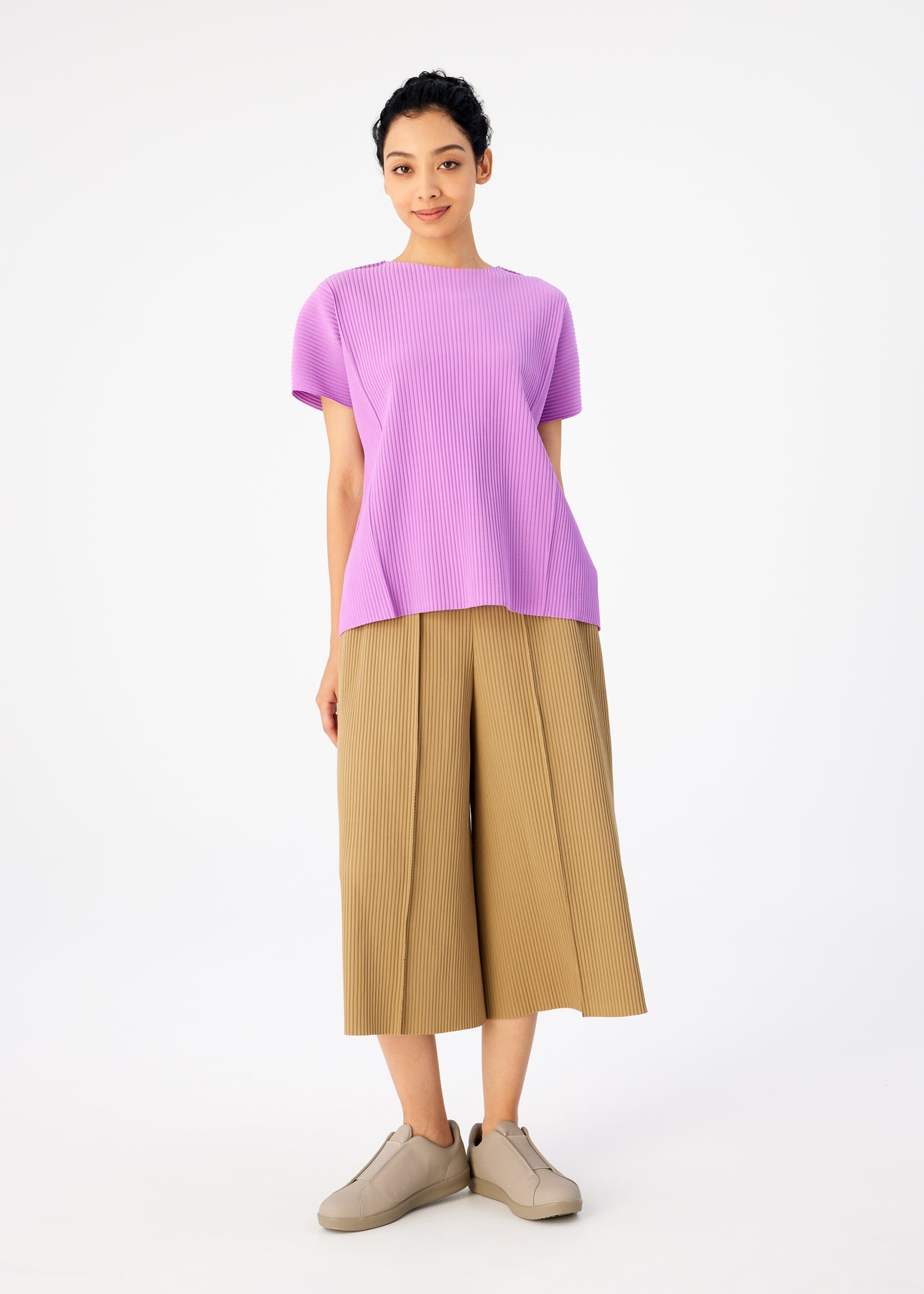 FINE KNIT PLEATS BOTTOM 3 PANTS | The official ISSEY MIYAKE ONLINE