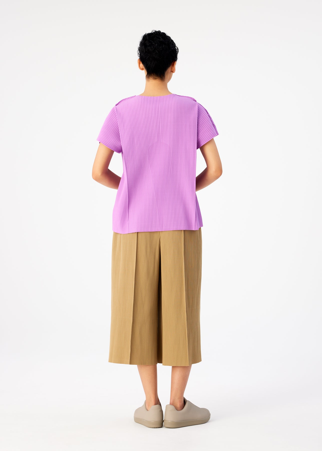 FINE KNIT PLEATS BOTTOM 3 PANTS | The official ISSEY MIYAKE ONLINE