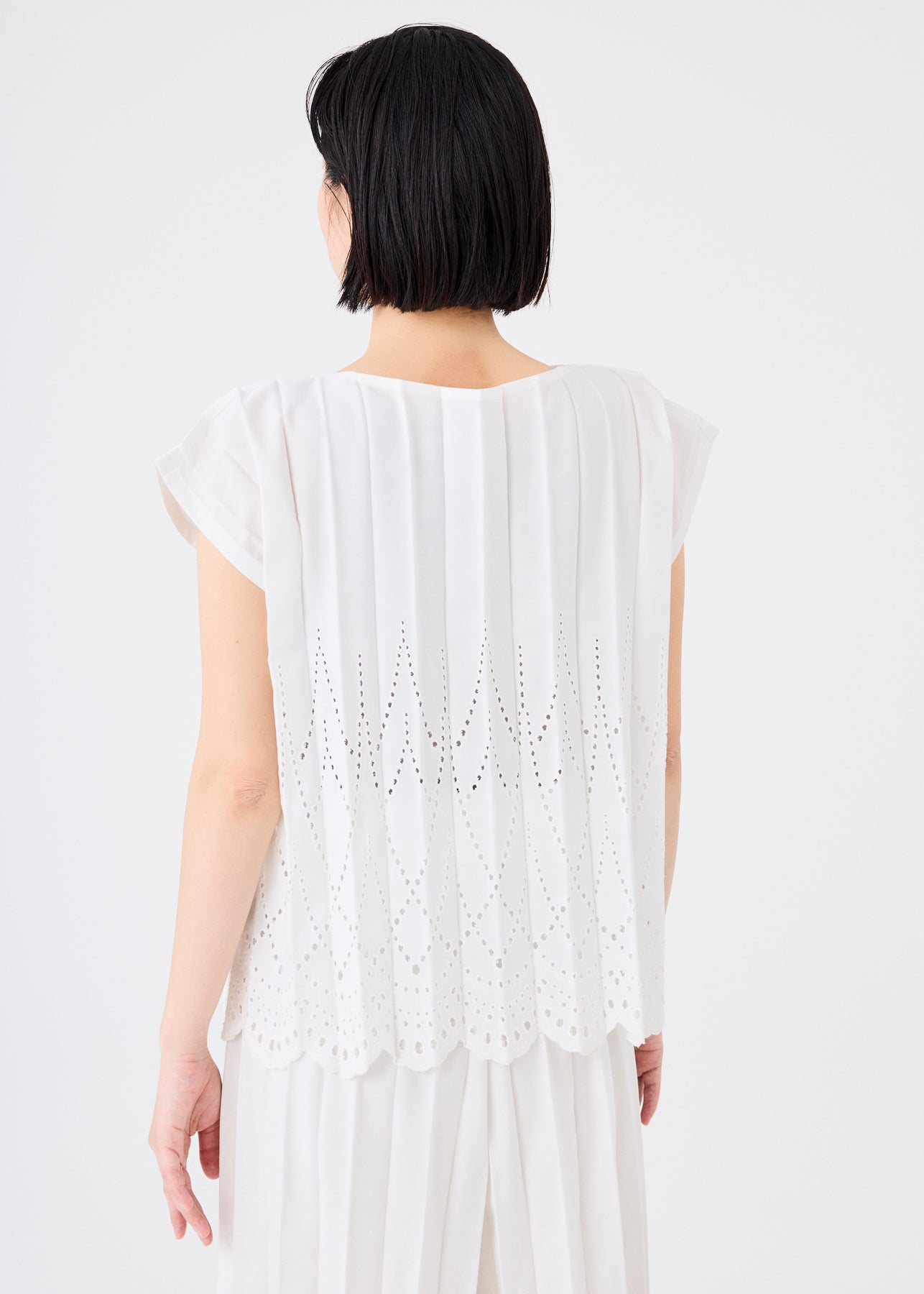 LACE PLEATS TOP | The official ISSEY MIYAKE ONLINE STORE | ISSEY