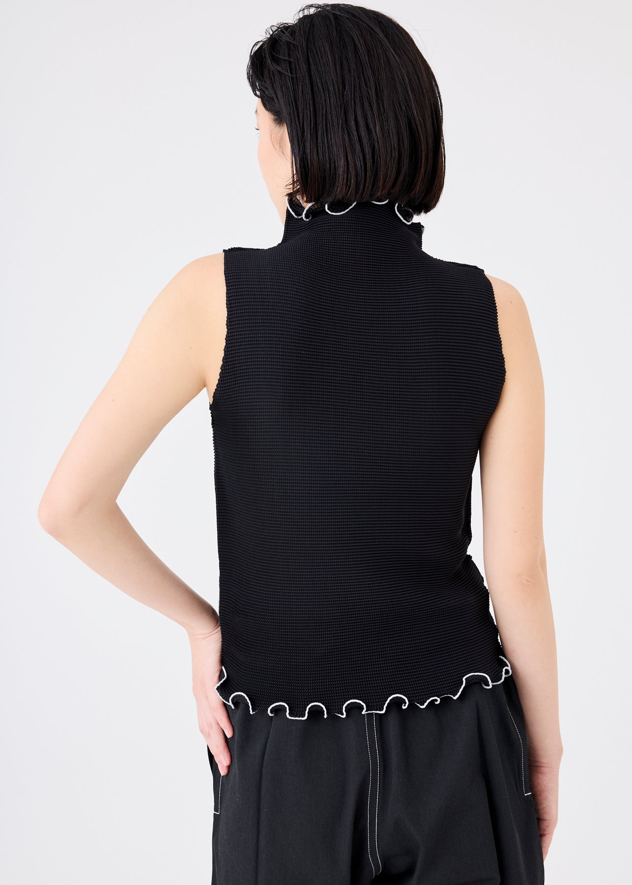 MELLOW STRETCH PLEATS TANK TOP | The official ISSEY MIYAKE ONLINE