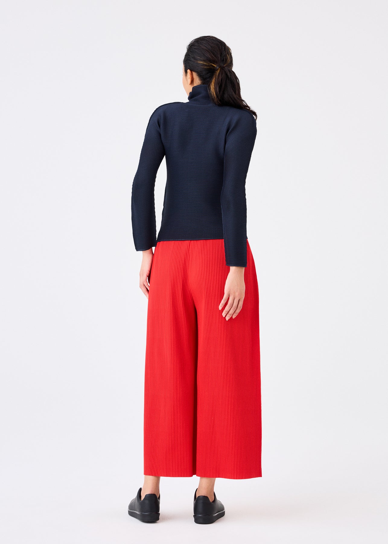 FINE KNIT PLEATS BOTTOM 2 PANTS | The official ISSEY MIYAKE ONLINE 