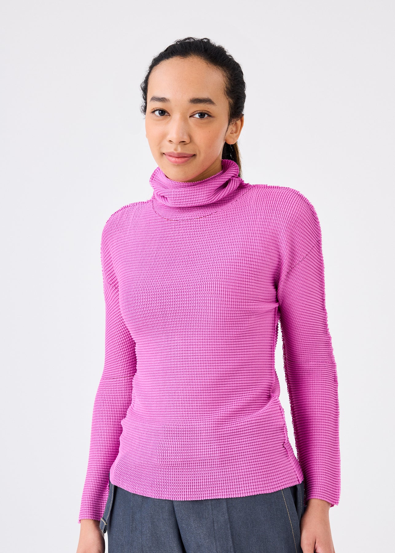 KNIT STRETCH PLEATS 1 TOP | The official ISSEY MIYAKE ONLINE STORE