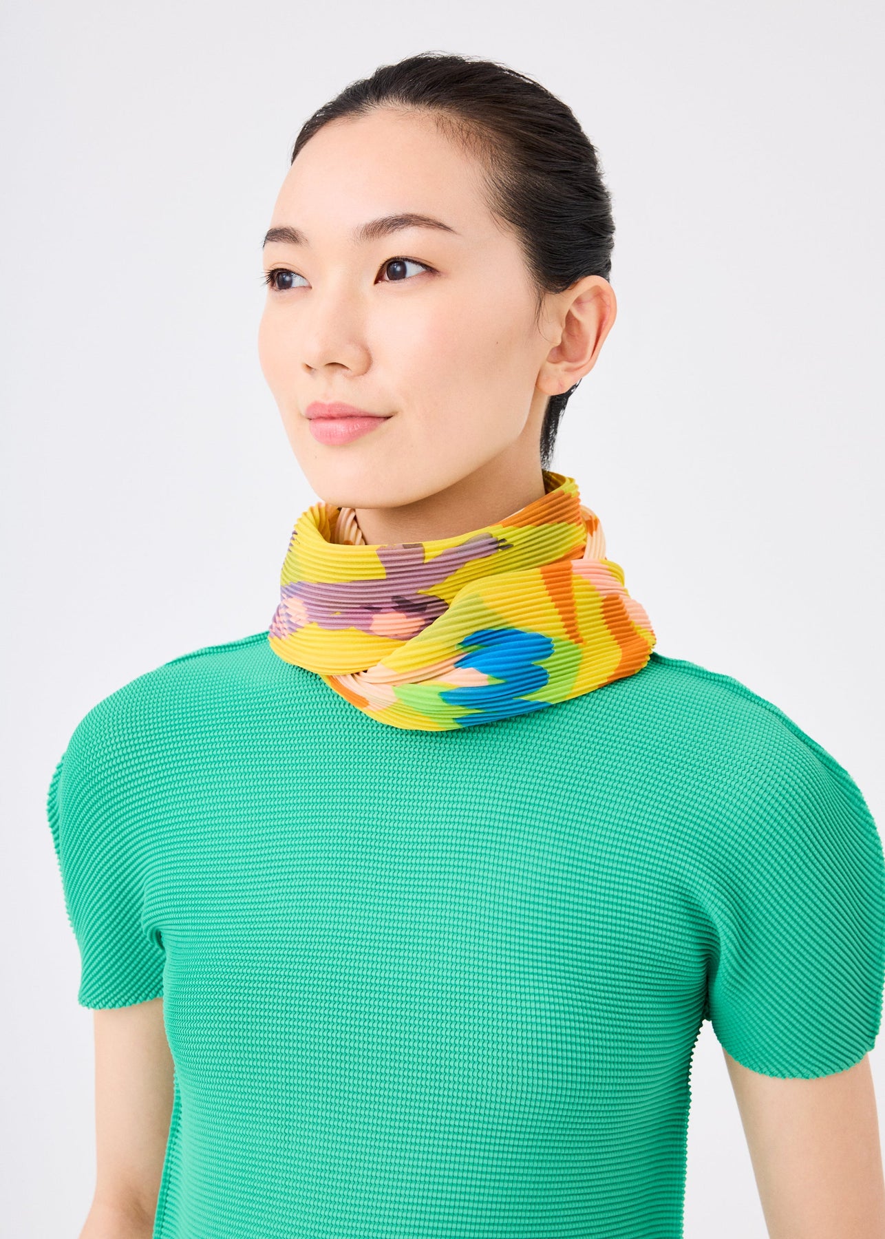 DANCE PLEATS STOLE | The official ISSEY MIYAKE ONLINE STORE | ISSEY ...