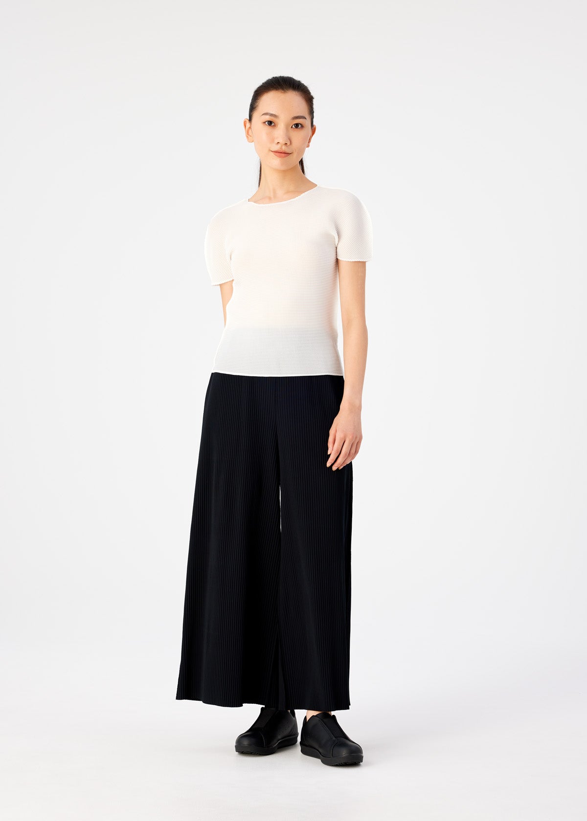 FINE KNIT PLEATS BLACK PANTS | The official ISSEY MIYAKE ONLINE