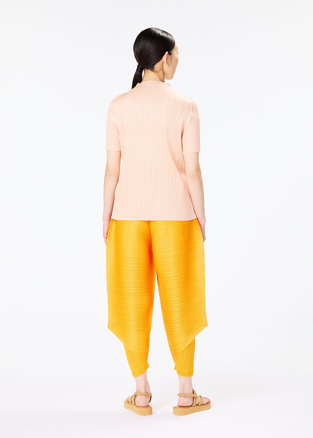 MONTHLY COLORS : MAY PANTS | The official ISSEY MIYAKE ONLINE