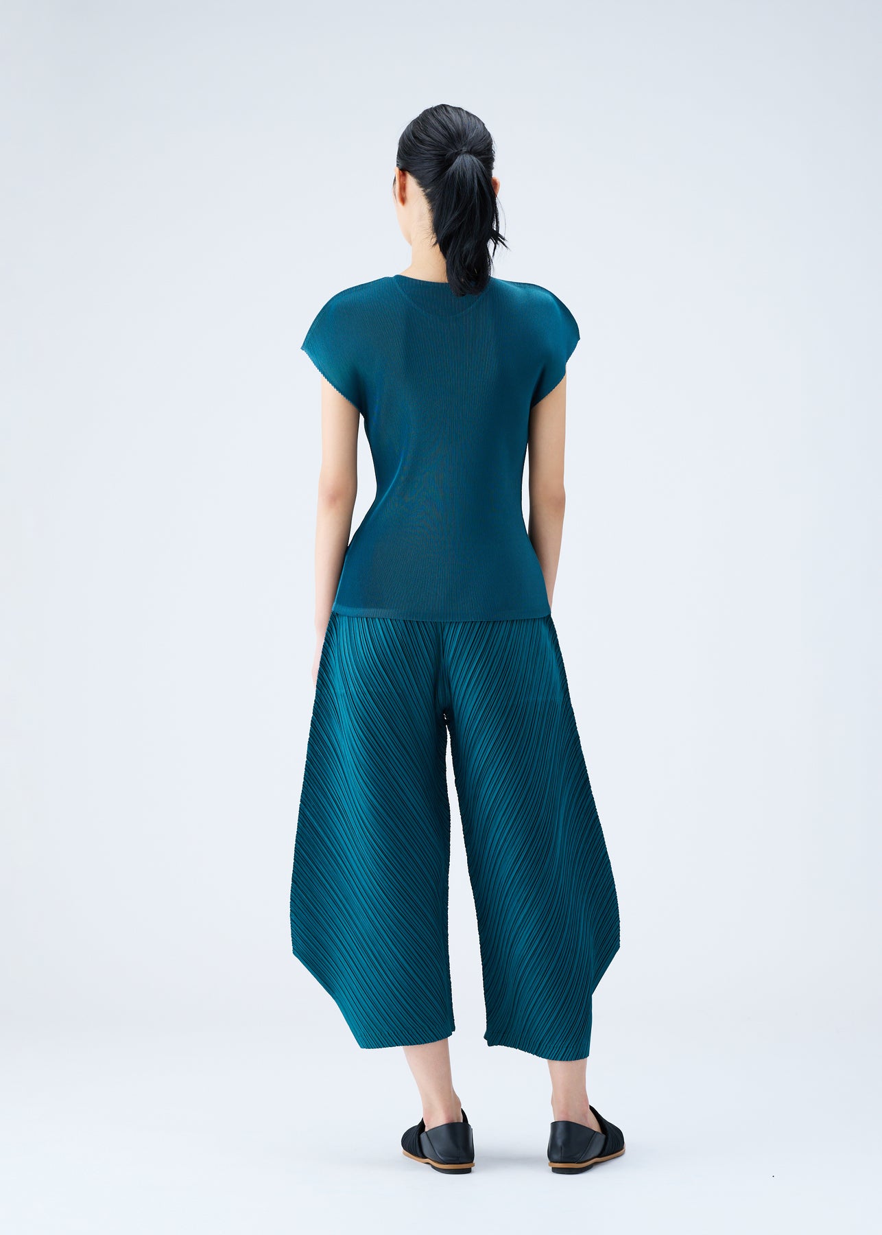 MIST JULY TOP | The official ISSEY MIYAKE ONLINE STORE | ISSEY