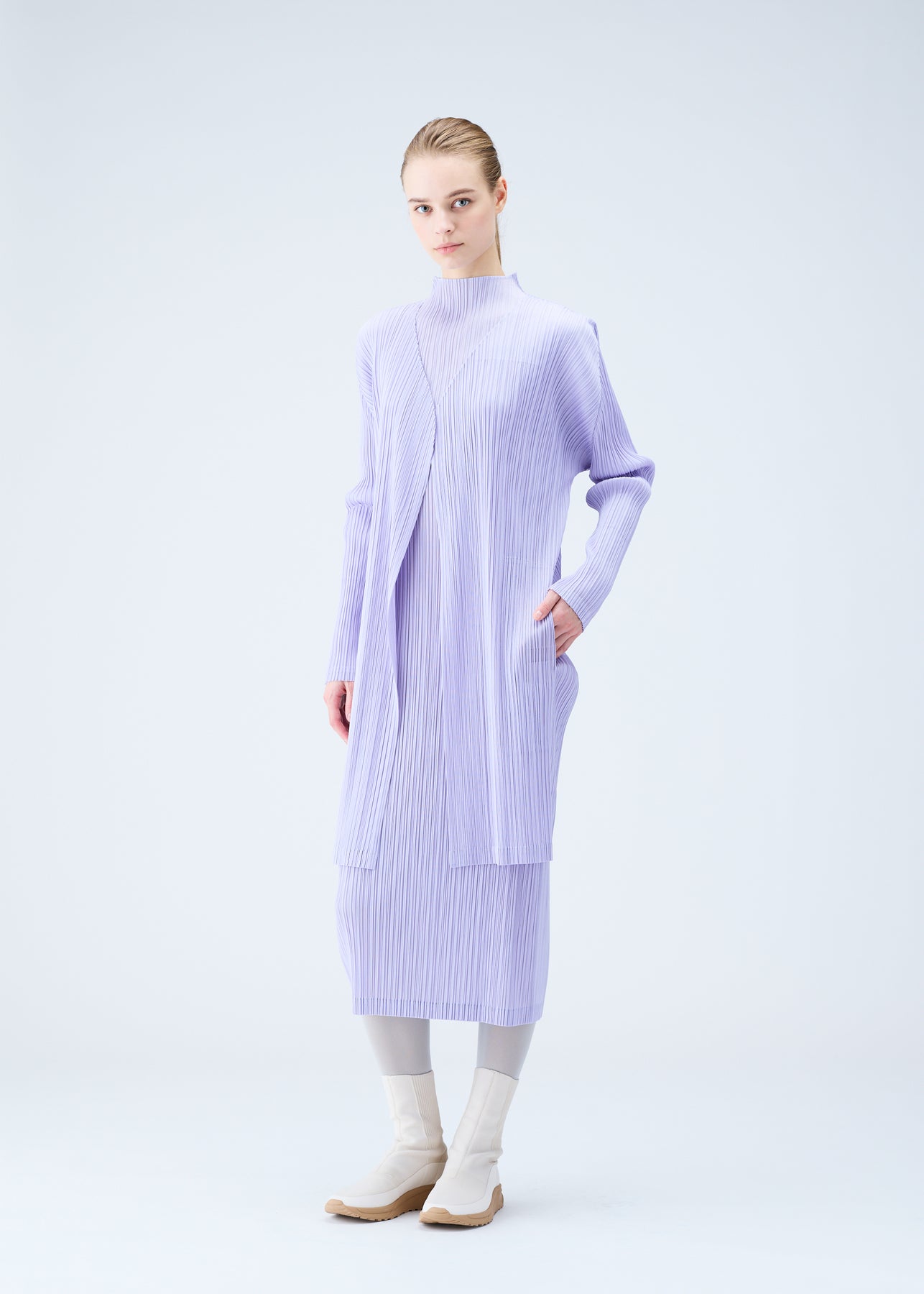 MONTHLY COLORS : OCTOBER COAT | The official ISSEY MIYAKE ONLINE