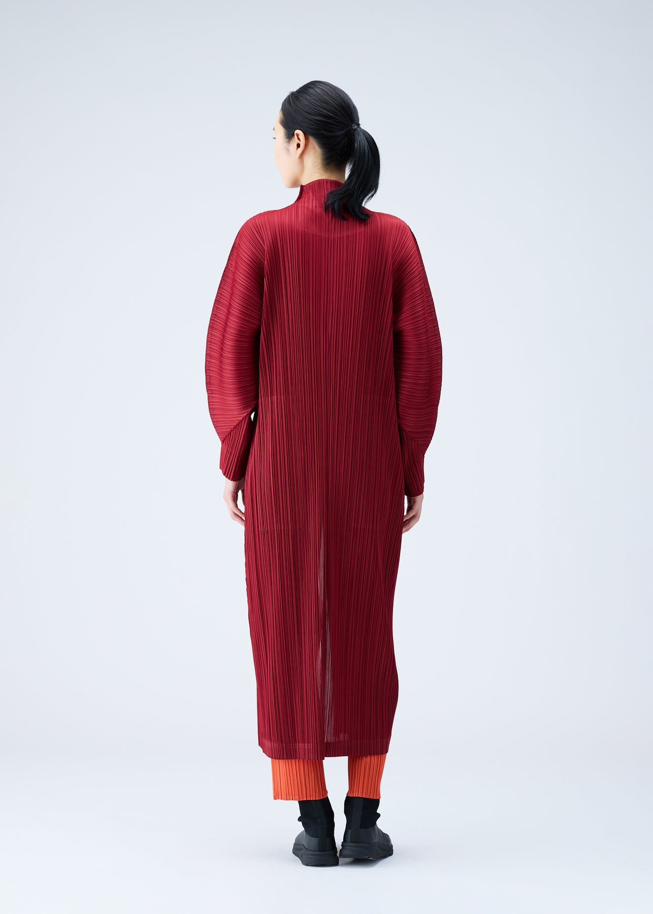 MONTHLY COLORS : NOVEMBER COAT | The official ISSEY MIYAKE ONLINE