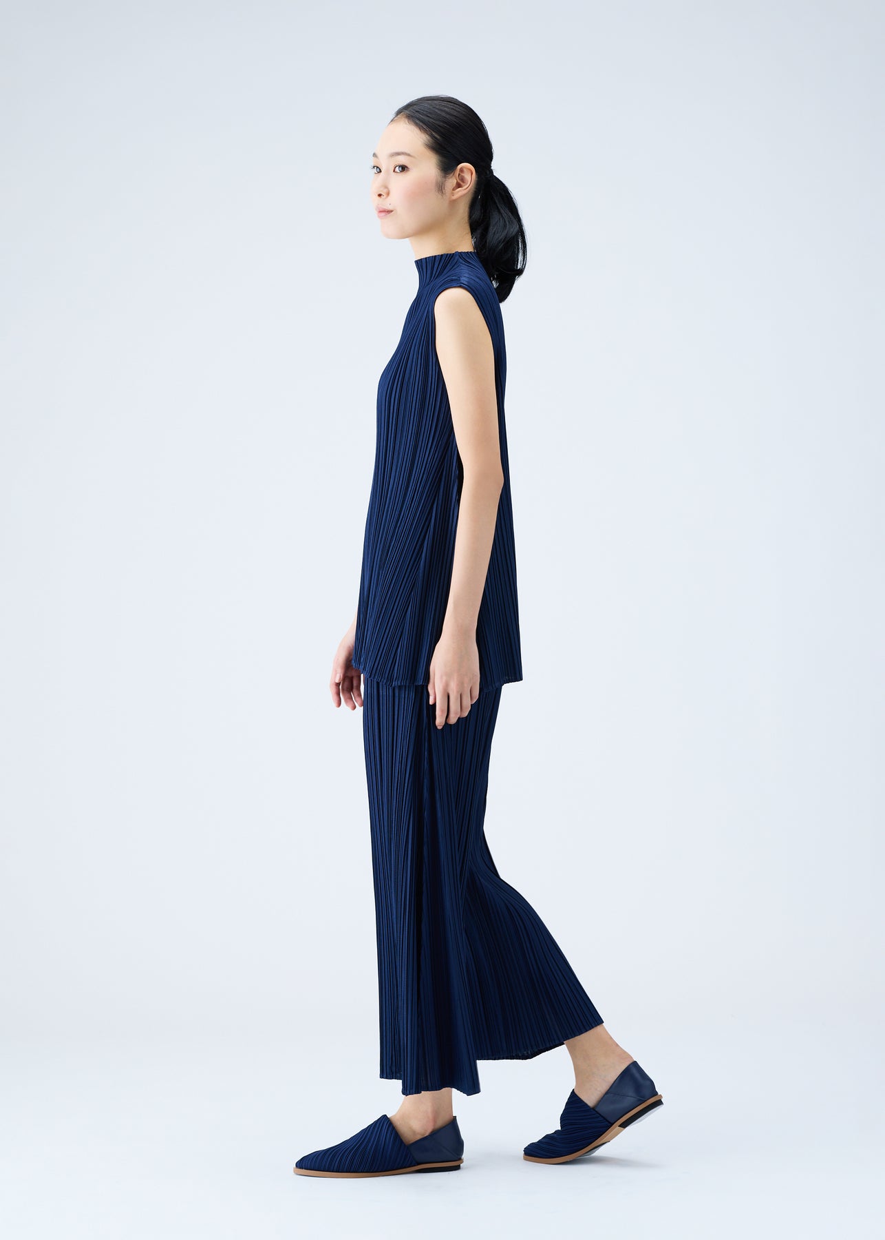 MELLOW PLEATS PANTS   The official ISSEY MIYAKE ONLINE STORE