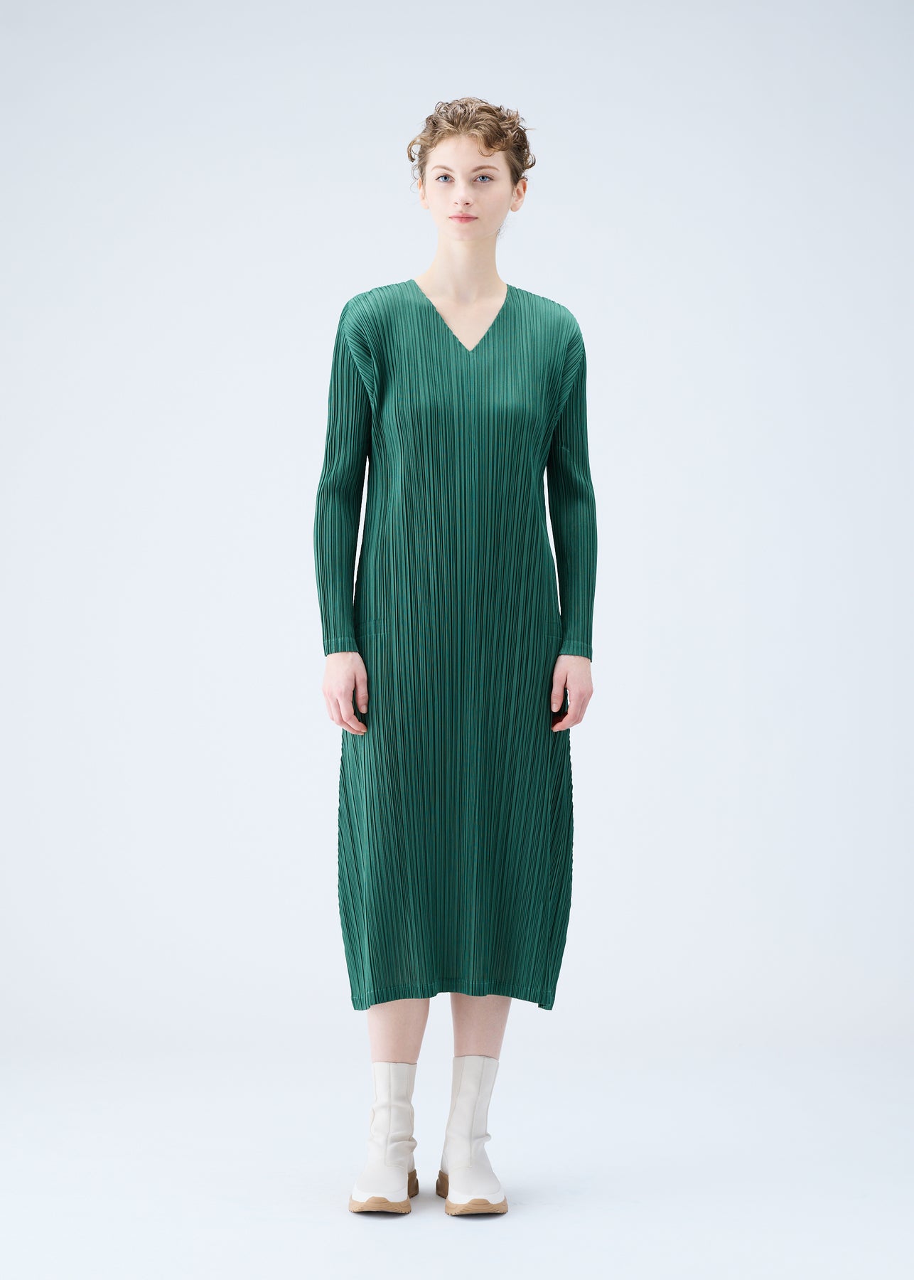 MONTHLY COLORS : DECEMBER DRESS | The official ISSEY MIYAKE ONLINE