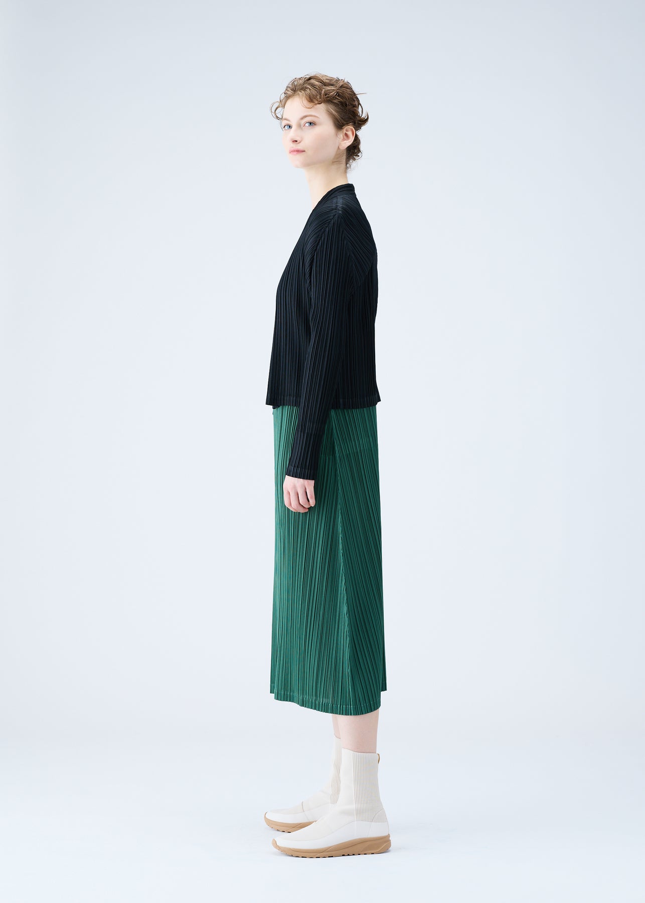 MONTHLY COLORS : DECEMBER CARDIGAN | The official ISSEY MIYAKE 