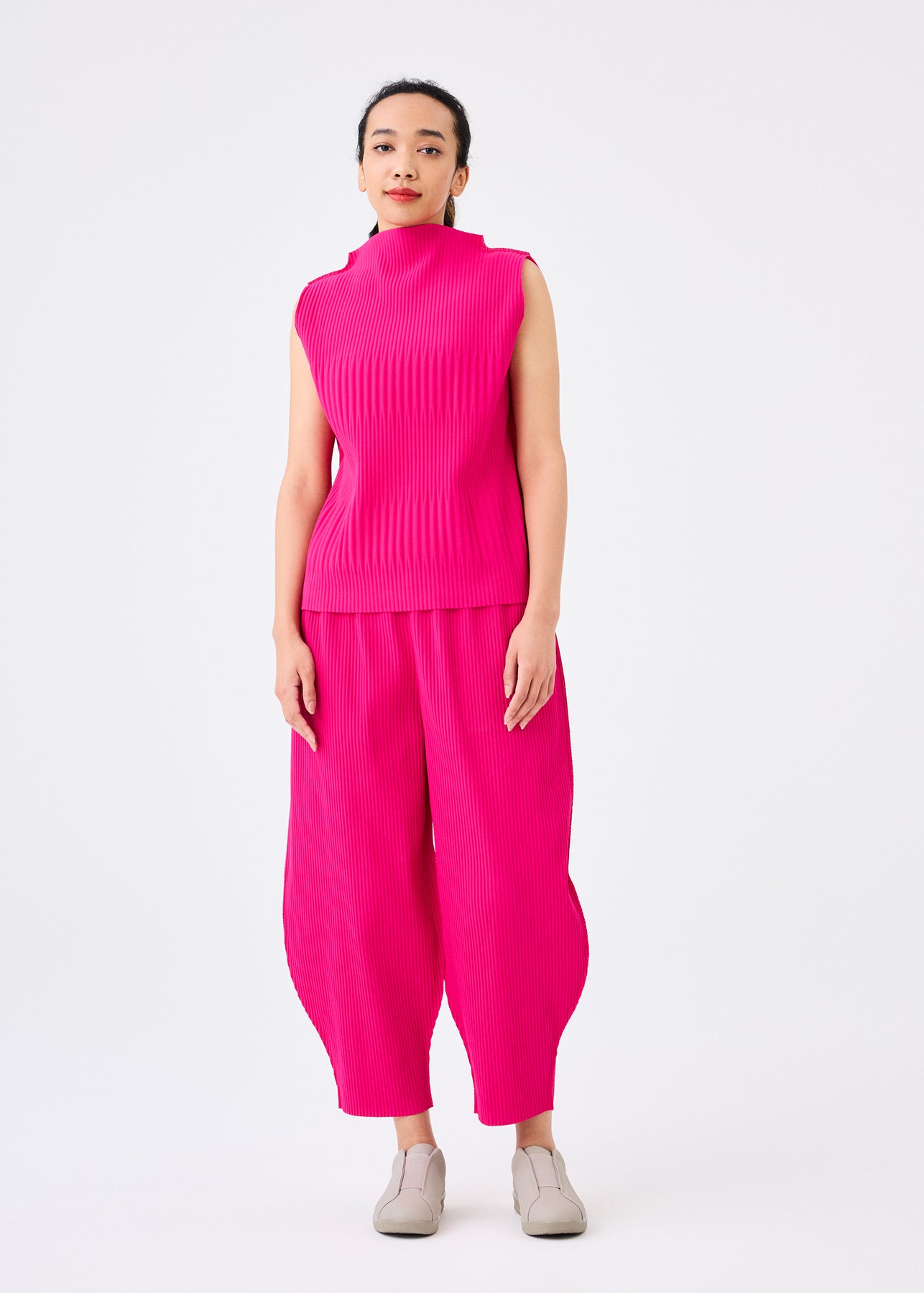 FINE KNIT PLEATS BOTTOM 1 PANTS | The official ISSEY MIYAKE ONLINE