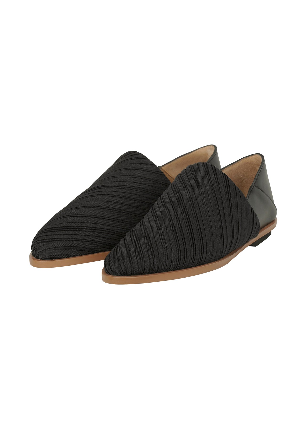 PLEATS SLIP-ON SHOES | The official ISSEY MIYAKE ONLINE STORE 