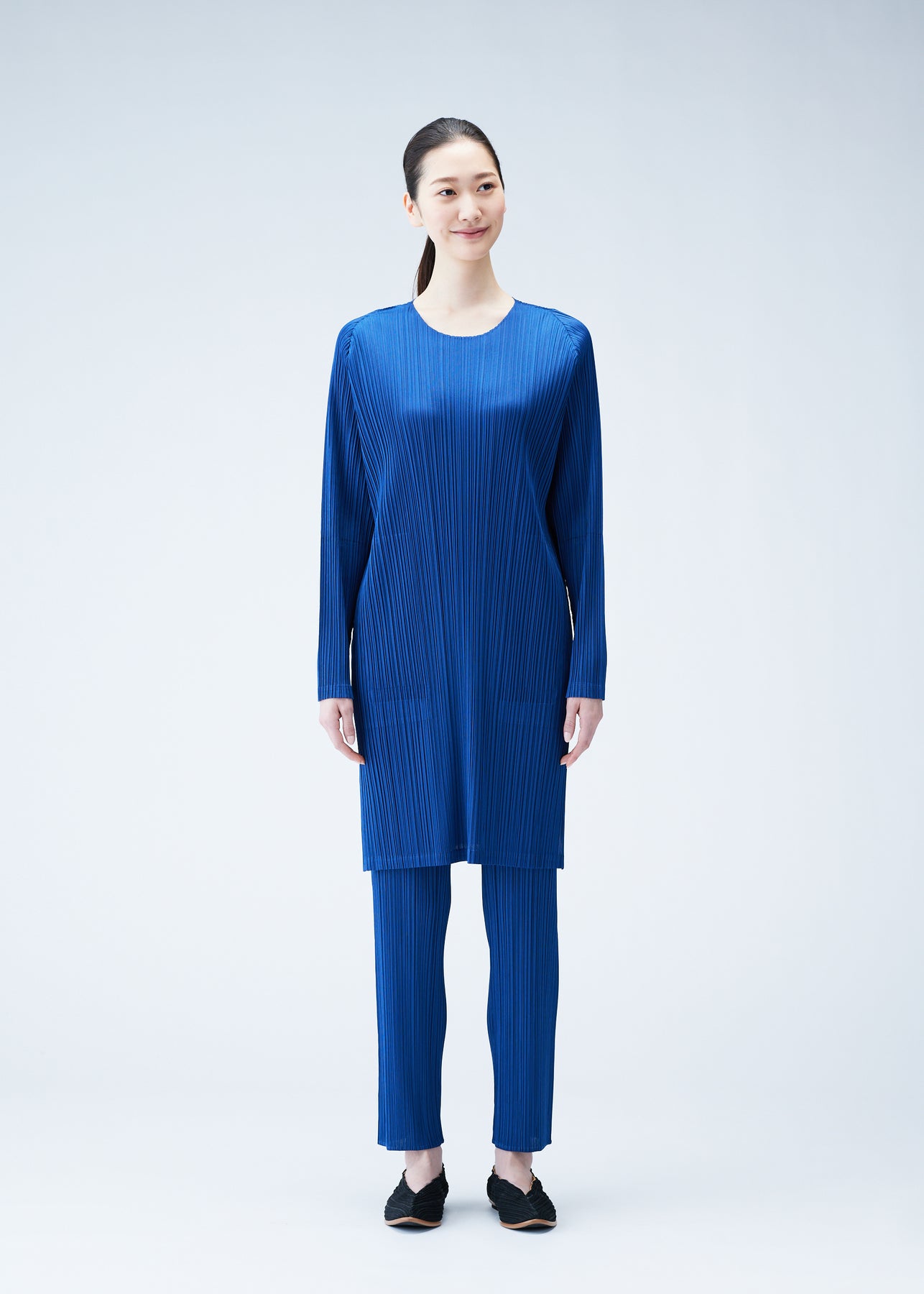 MONTHLY COLORS : JANUARY PANTS | The official ISSEY MIYAKE ONLINE ...