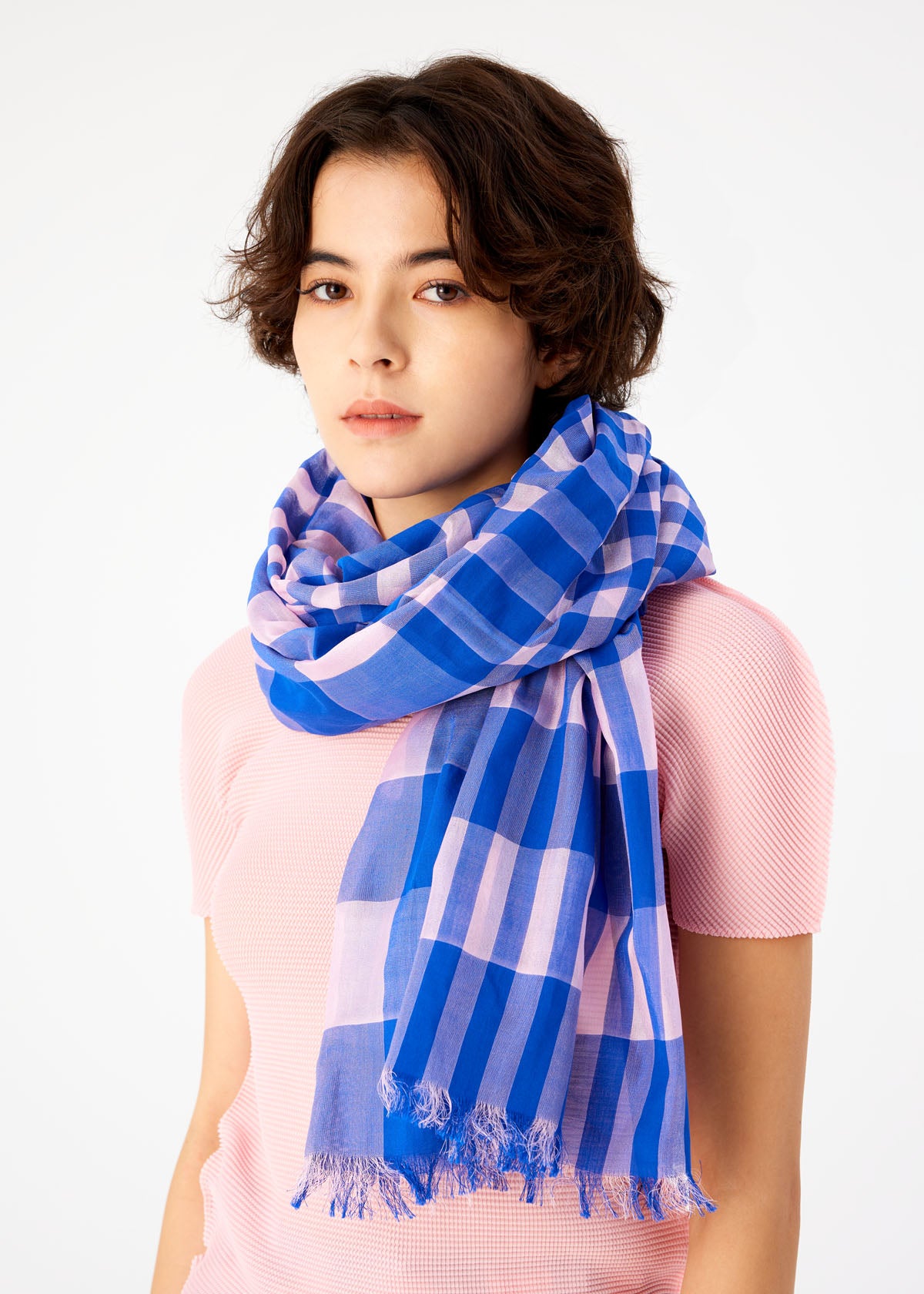 GINGHAM CHECK PLEATS STOLE | The official ISSEY MIYAKE ONLINE