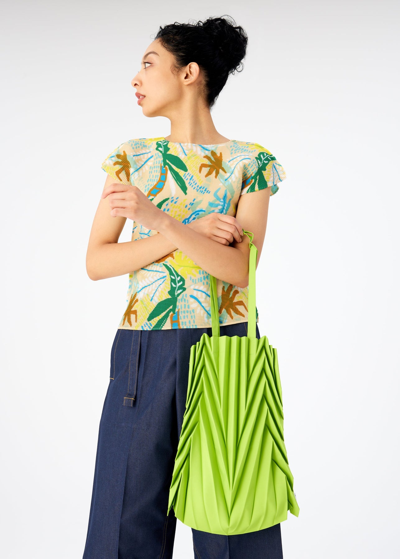 LEAF PLEATS TOTE BAG | The official ISSEY MIYAKE ONLINE STORE