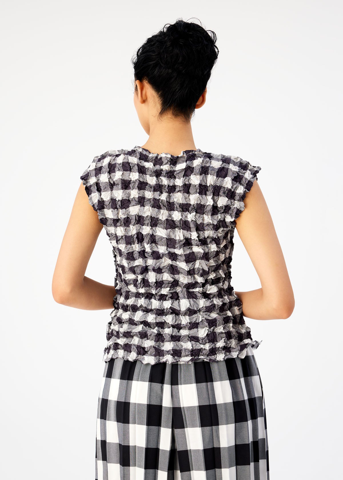 GINGHAM CHECK MERINGUE TOP | The official ISSEY MIYAKE ONLINE