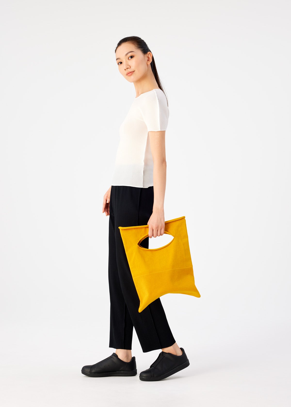 KONBU 12 HANDBAG | The official ISSEY MIYAKE ONLINE STORE | ISSEY