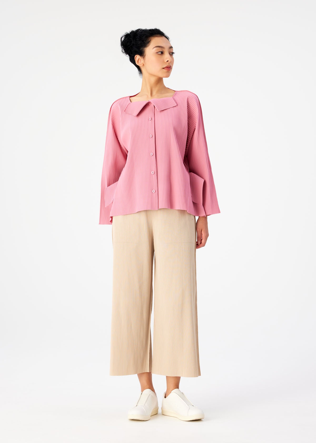 FINE KNIT PLEATS BOTTOM 2 PANTS | The official ISSEY MIYAKE ONLINE
