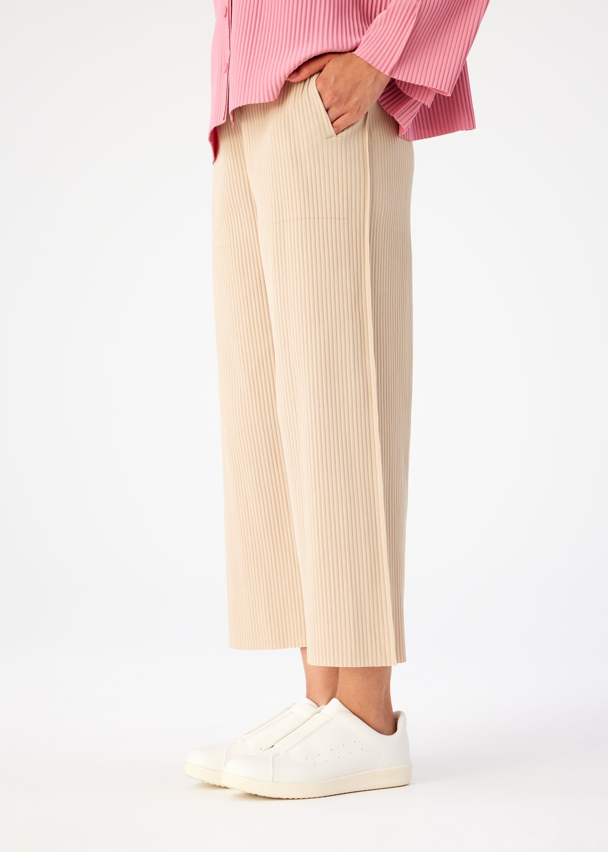 FINE KNIT PLEATS BOTTOM 2 PANTS | The official ISSEY MIYAKE ONLINE