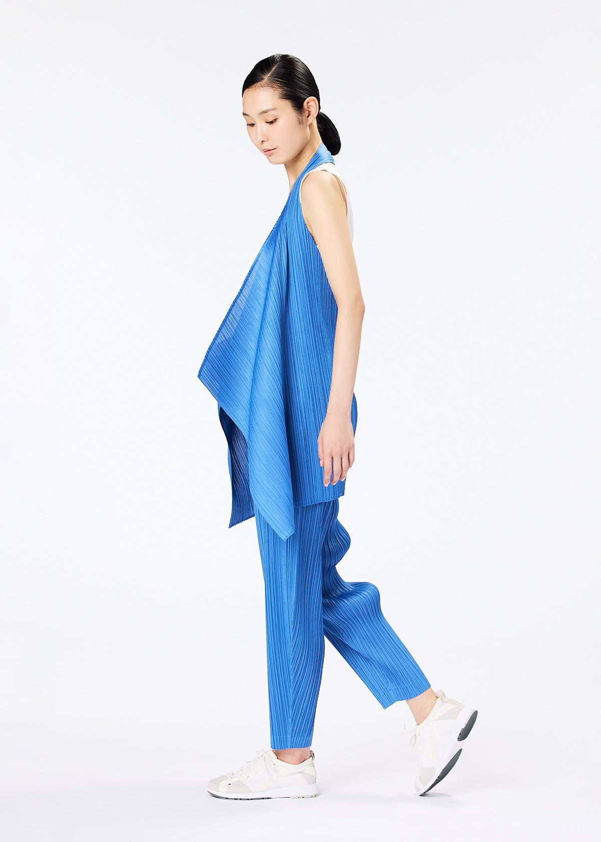 MONTHLY COLORS : MARCH VEST | The official ISSEY MIYAKE ONLINE