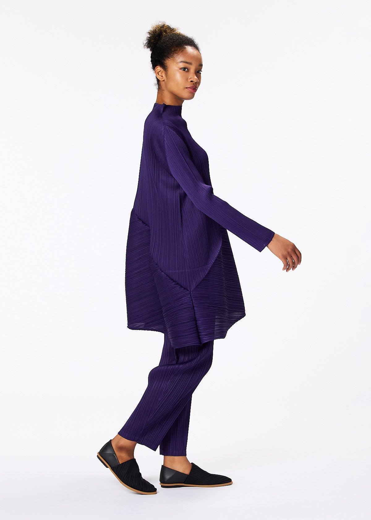 CALLA PANTS | The official ISSEY MIYAKE ONLINE STORE | ISSEY