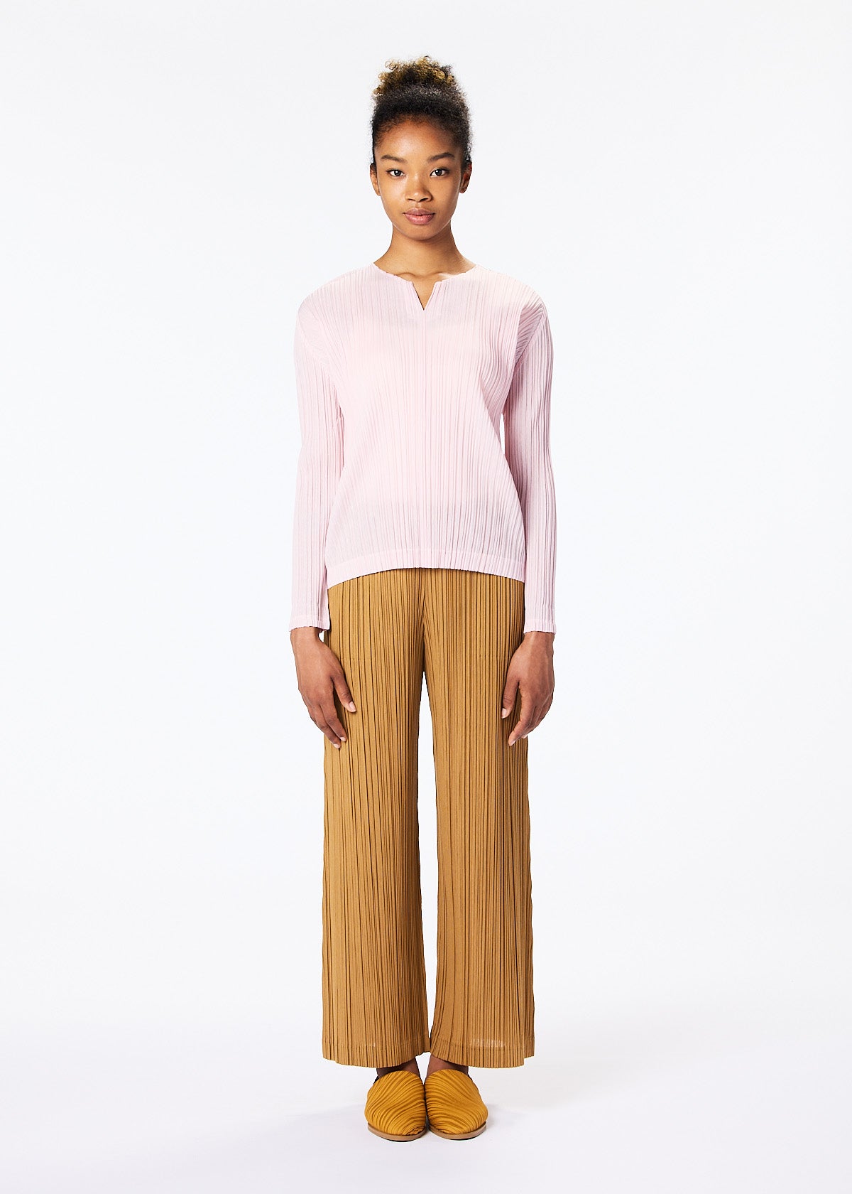 RAMIE PLEATS PANTS | The official ISSEY MIYAKE ONLINE STORE