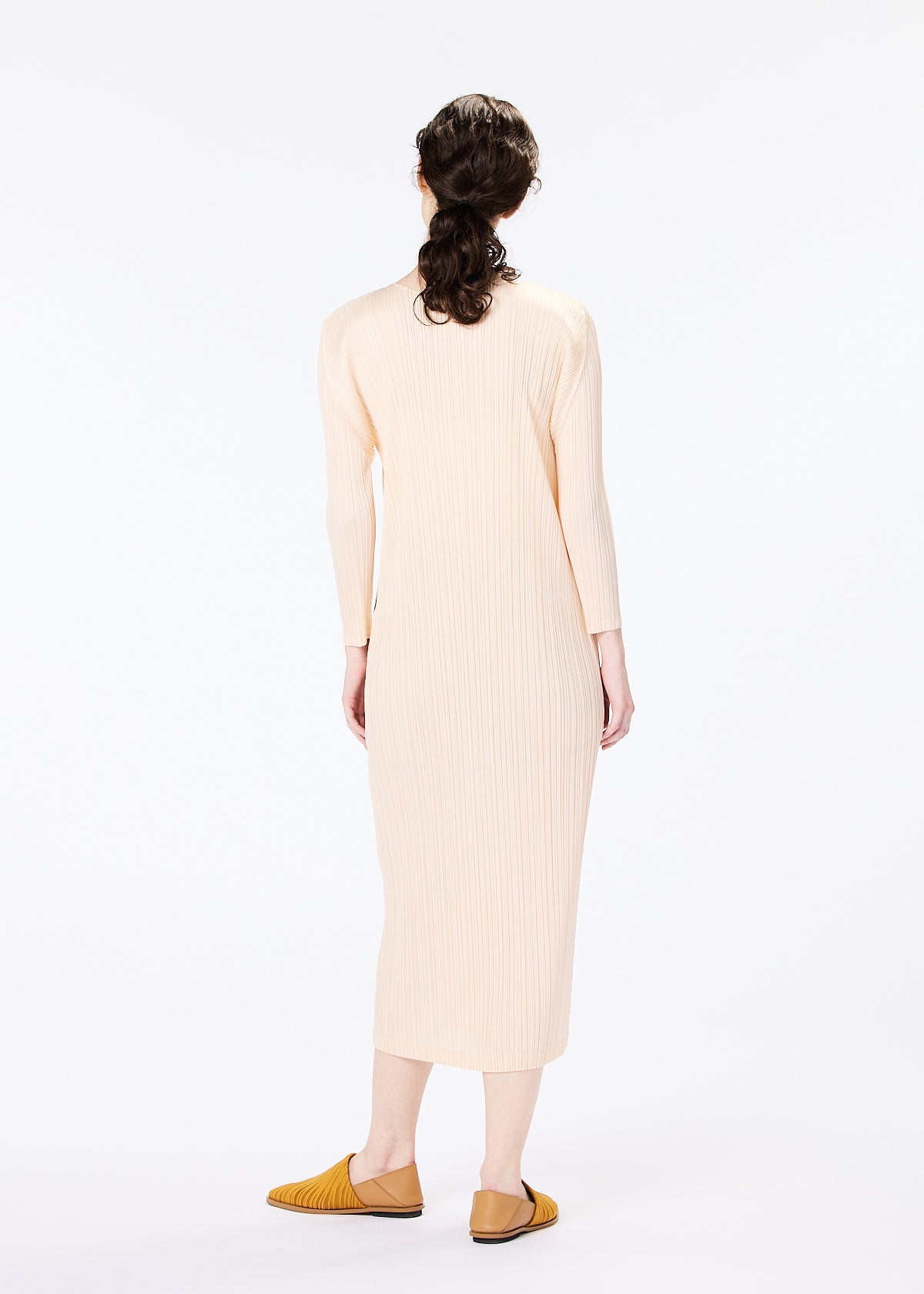MONTHLY COLORS : FEBRUARY DRESS | The official ISSEY MIYAKE ONLINE 