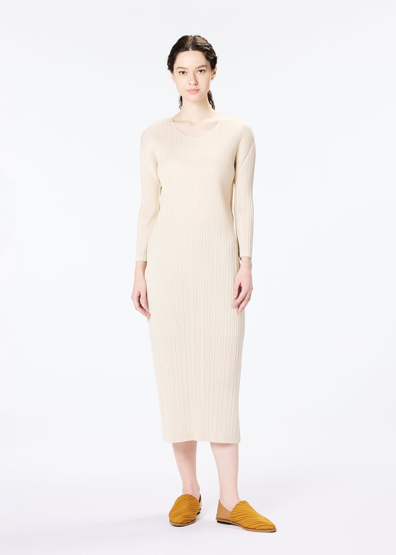 MONTHLY COLORS : APRIL DRESS | The official ISSEY MIYAKE ONLINE