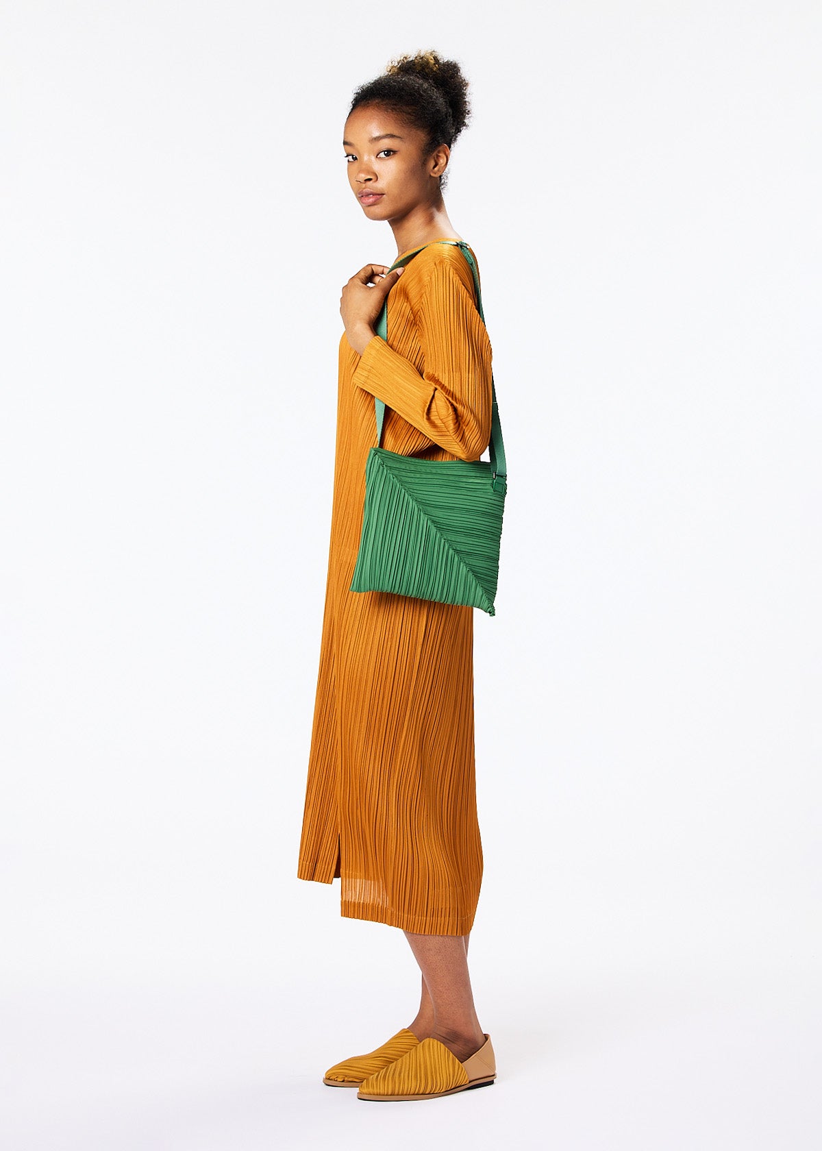 DIAGONAL PLEATS BAG | The official ISSEY MIYAKE ONLINE STORE 